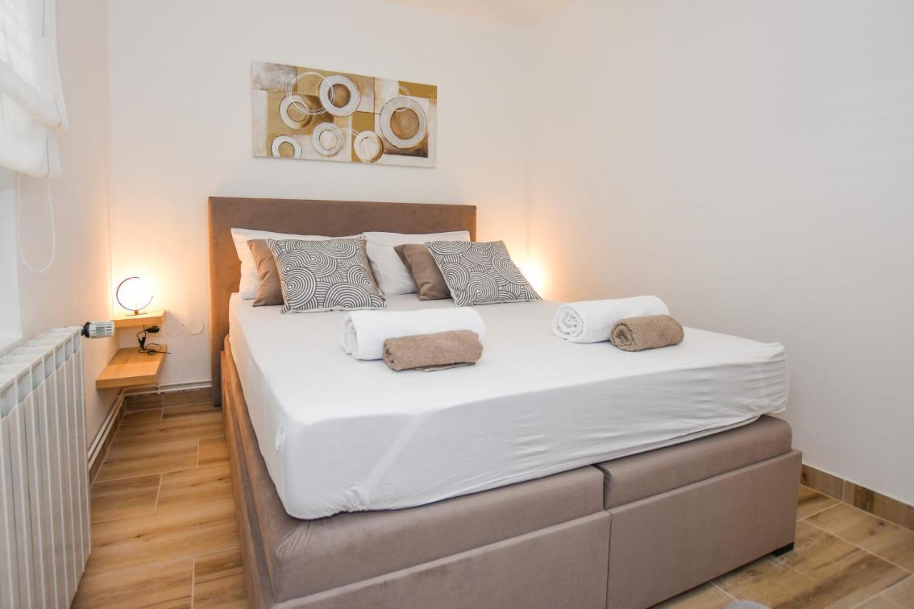 מאנדרה Apartmani Plazibat מראה חיצוני תמונה
